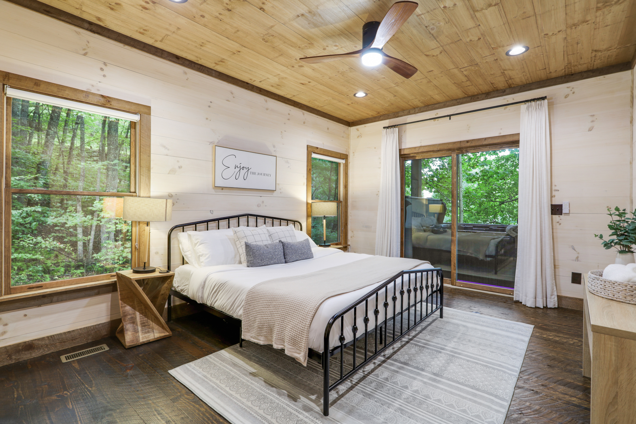 Second bedroom with twin beds